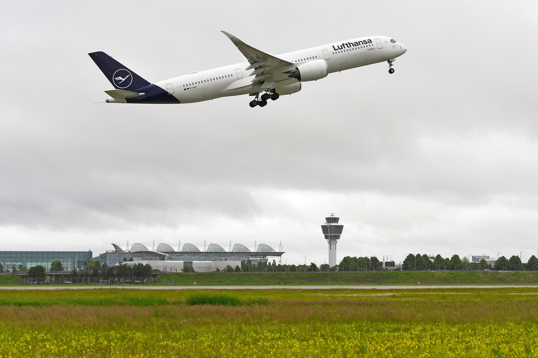 Lufthansa flies from Munich Airport to Seattle for the first time